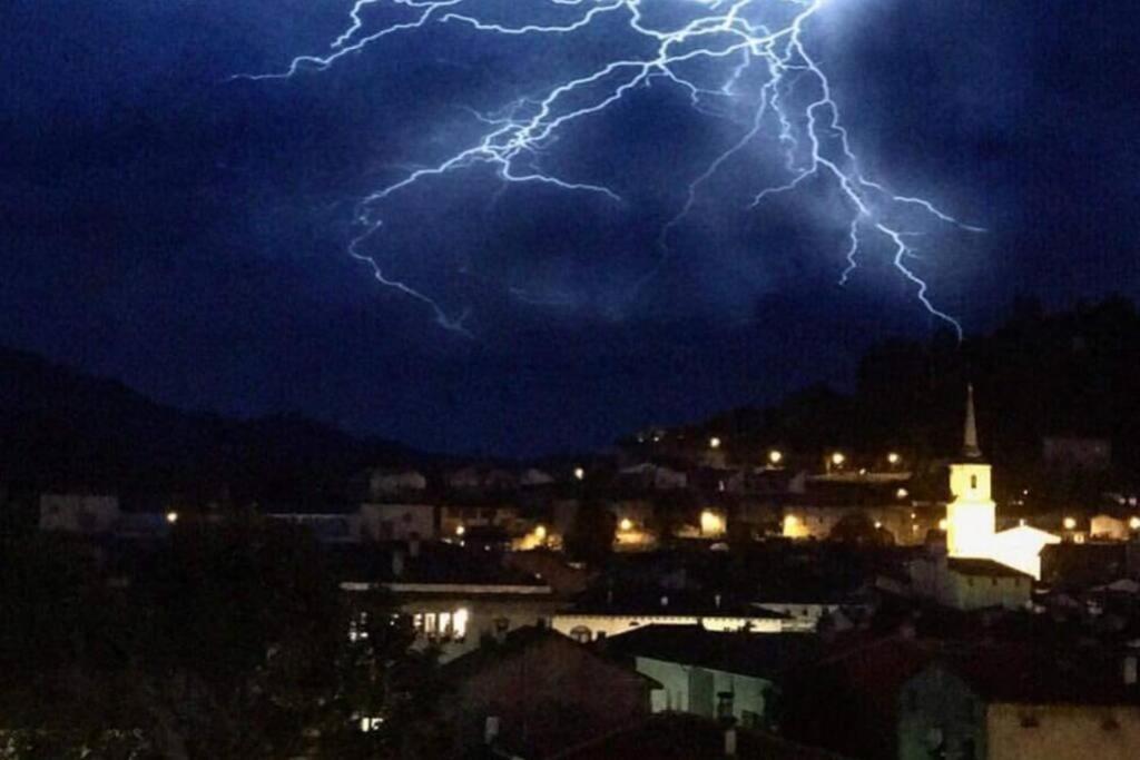 Pis Amb Encant A Campdevanol,Al Centre Del Poble. Buitenkant foto